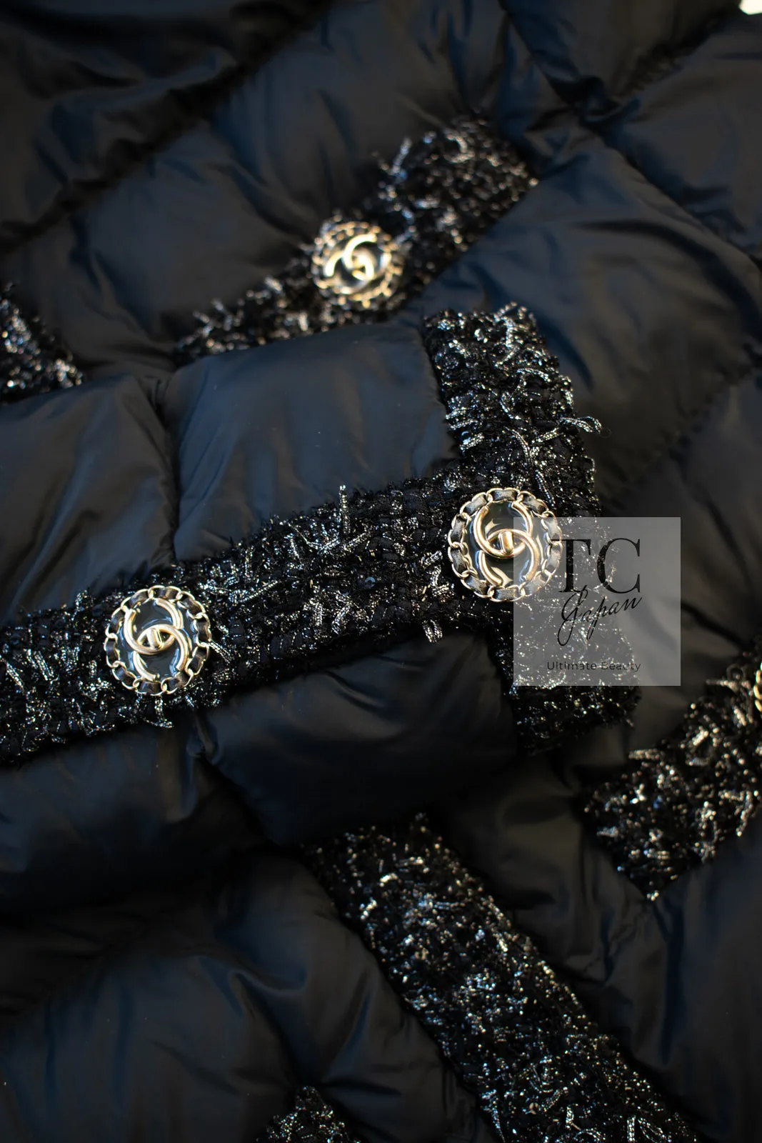 CHANEL 18A Black Metallic Trim Puffer Jacket Coat 34 シャネル ブラック メタリック トリム ココボタン 中綿ダウン ジャケット コート 即発