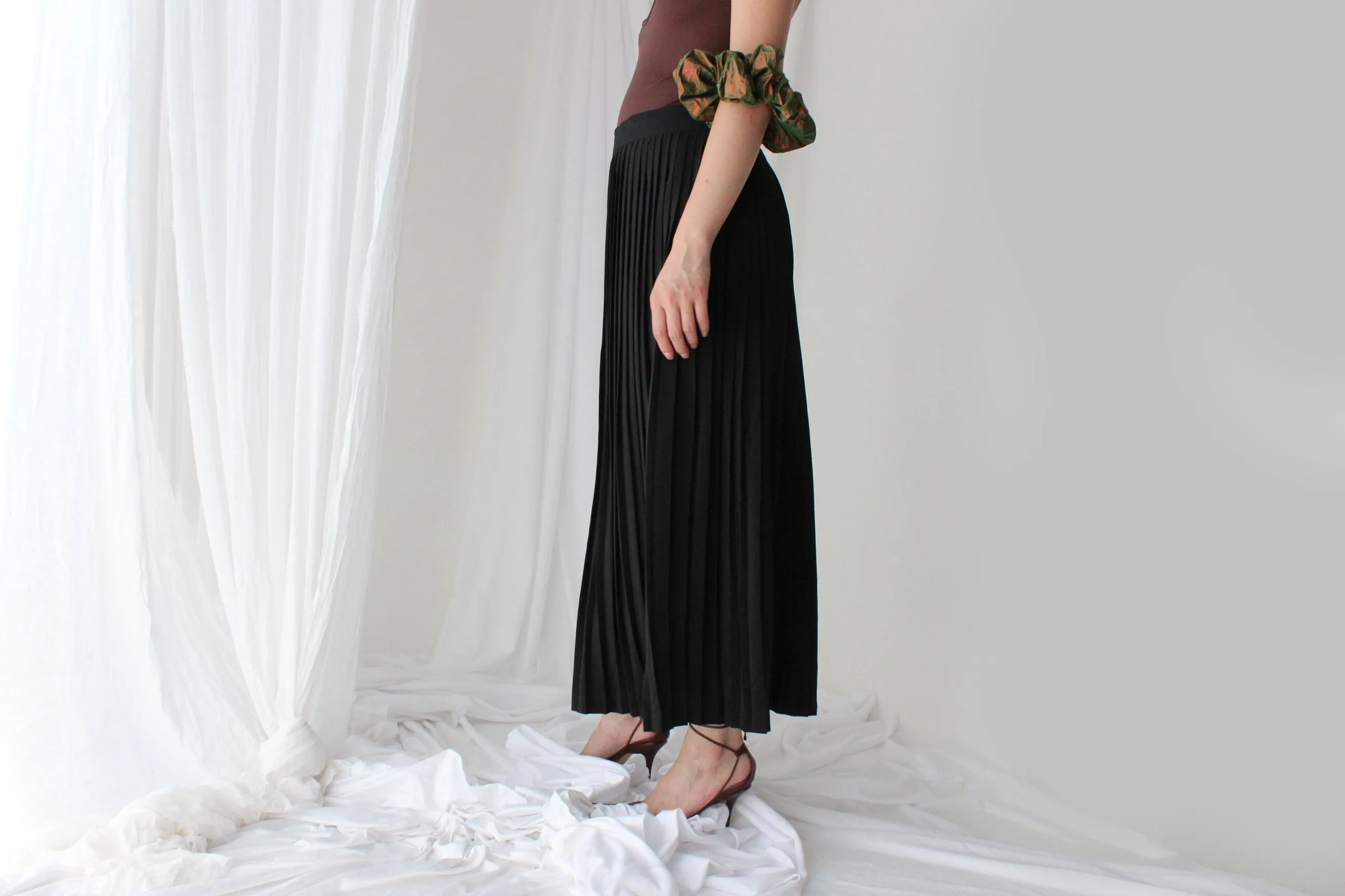 Classic & Minimal 80s Pure Silk Pleated High Waist Black Skirt