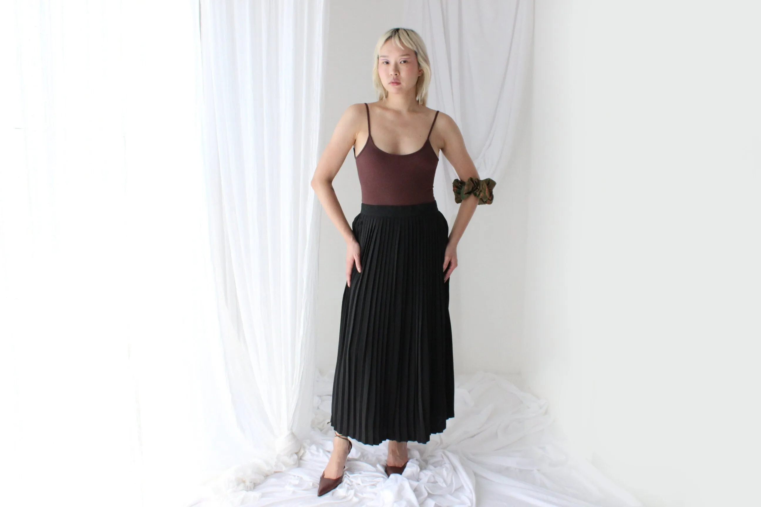 Classic & Minimal 80s Pure Silk Pleated High Waist Black Skirt