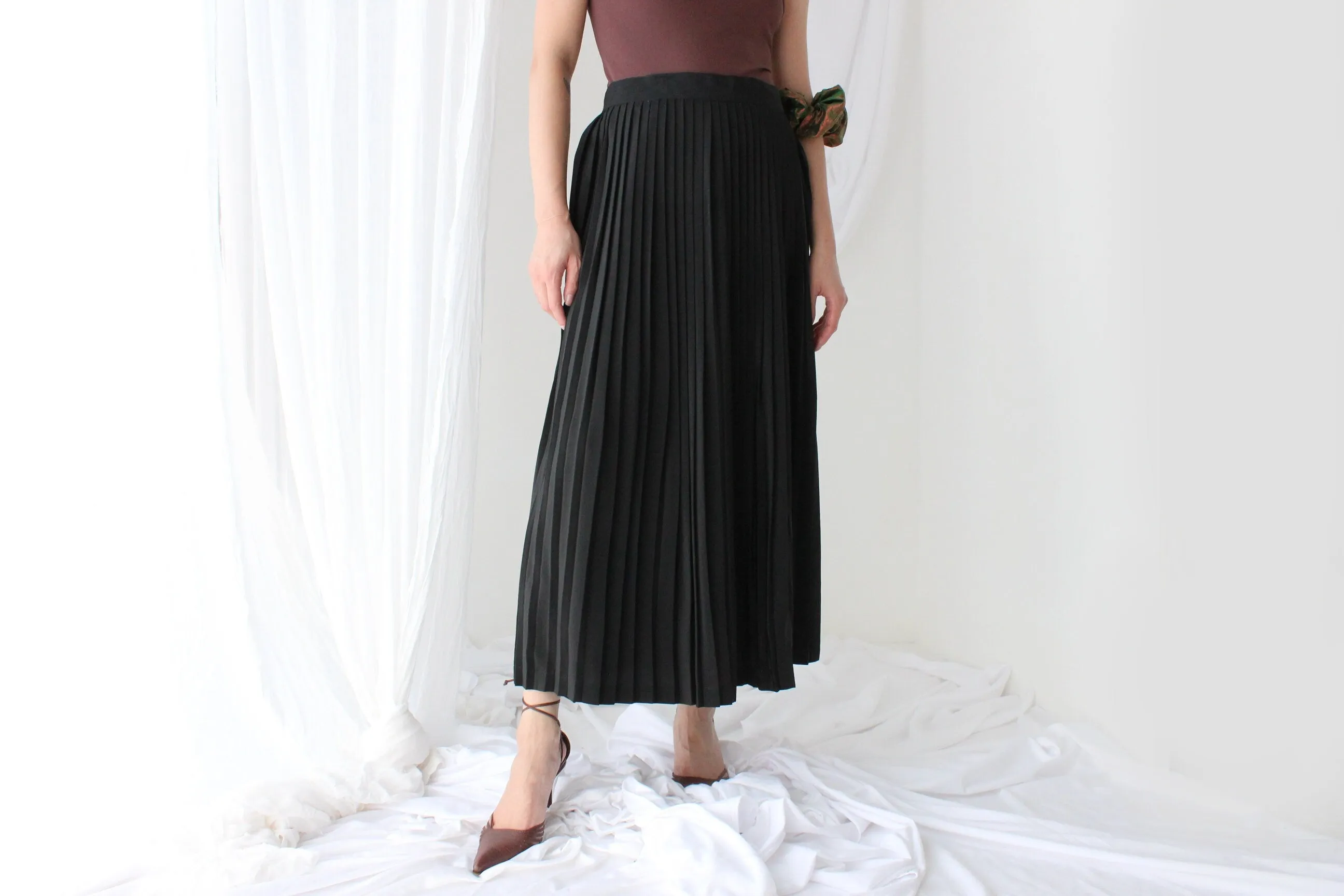 Classic & Minimal 80s Pure Silk Pleated High Waist Black Skirt