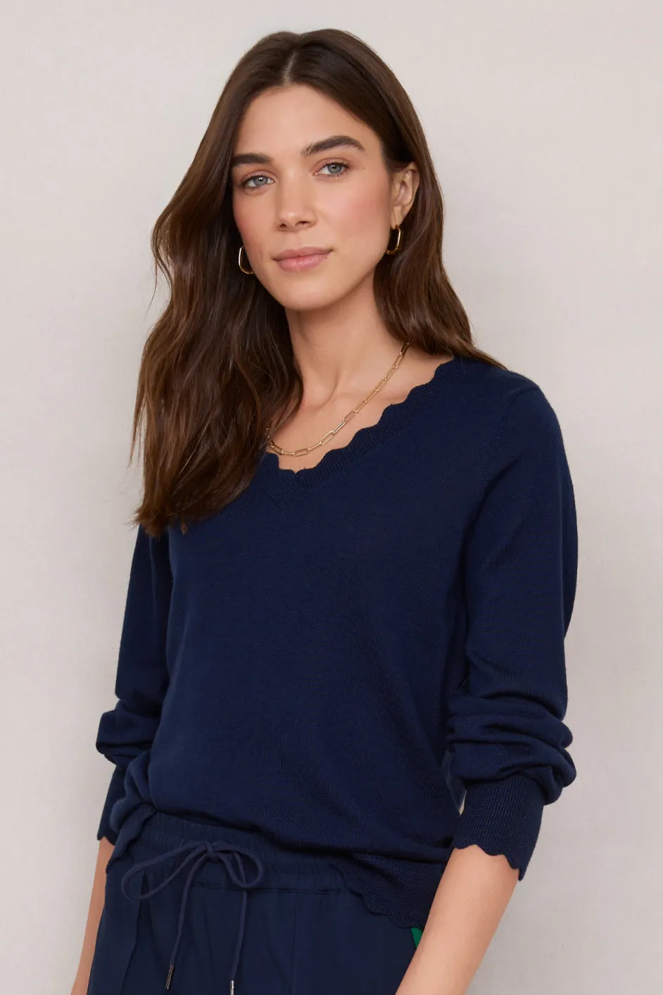 Fleurine Scallop V-Neck Jumper - Midnight