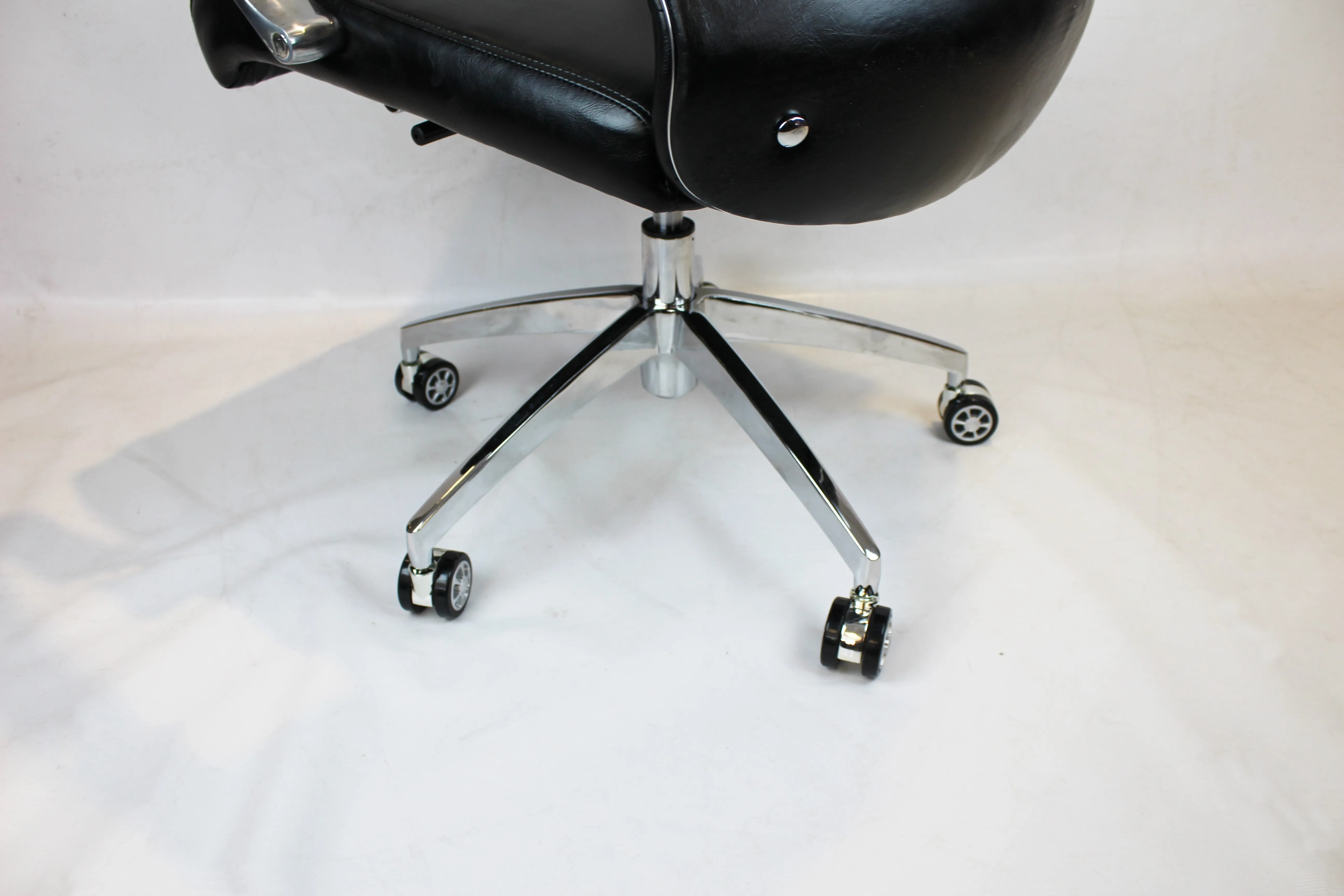 Modern Executive Office Chair in Black - DH-102