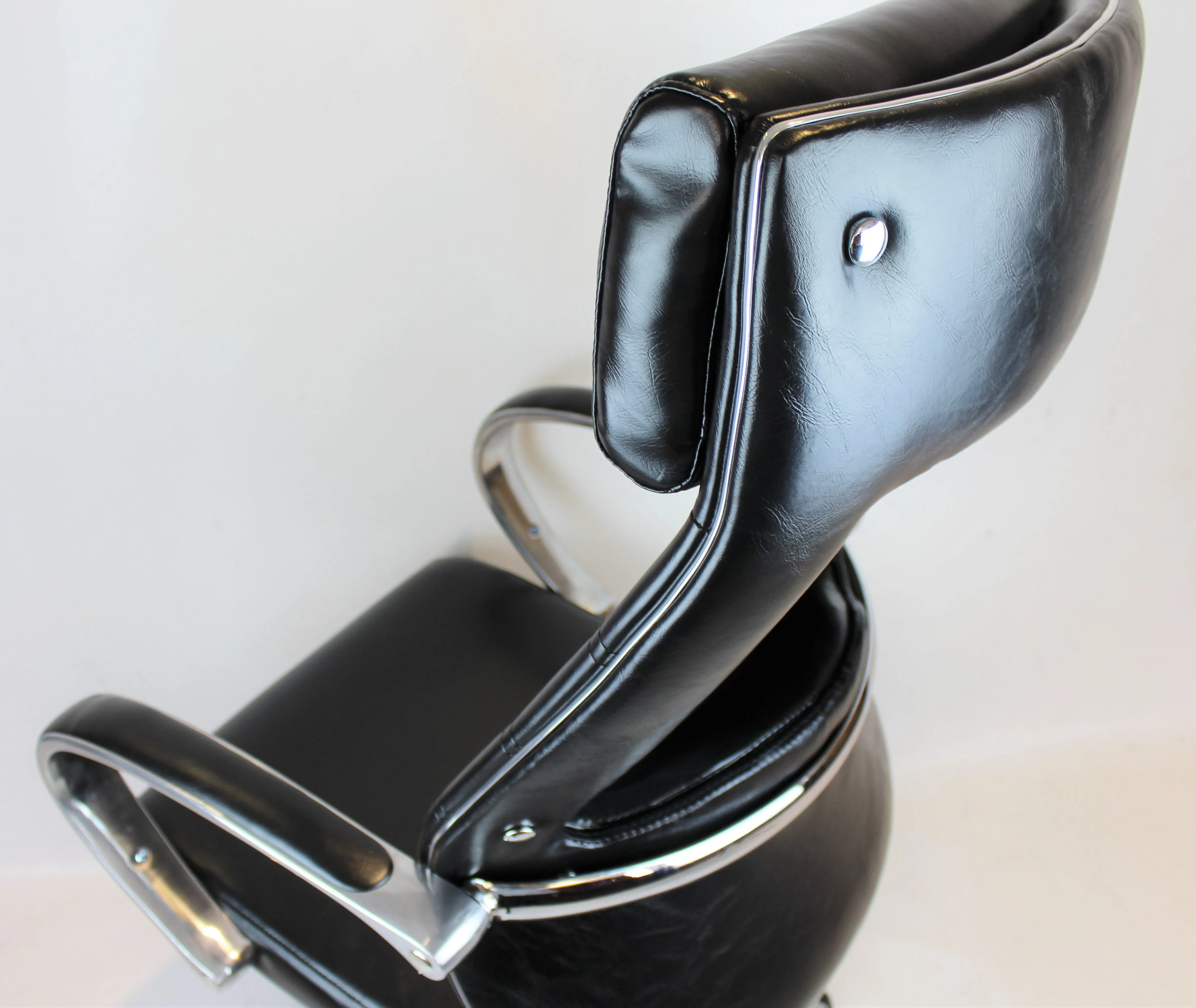 Modern Executive Office Chair in Black - DH-102